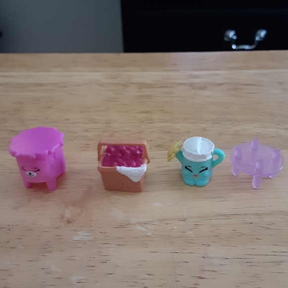 Shopkins furniture lot - Picture 1 of 6